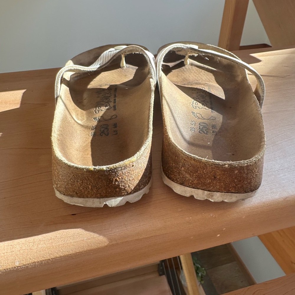 Birki’s by Birkenstock White Thong Sandals, Size 39 - Picture 4 of 5